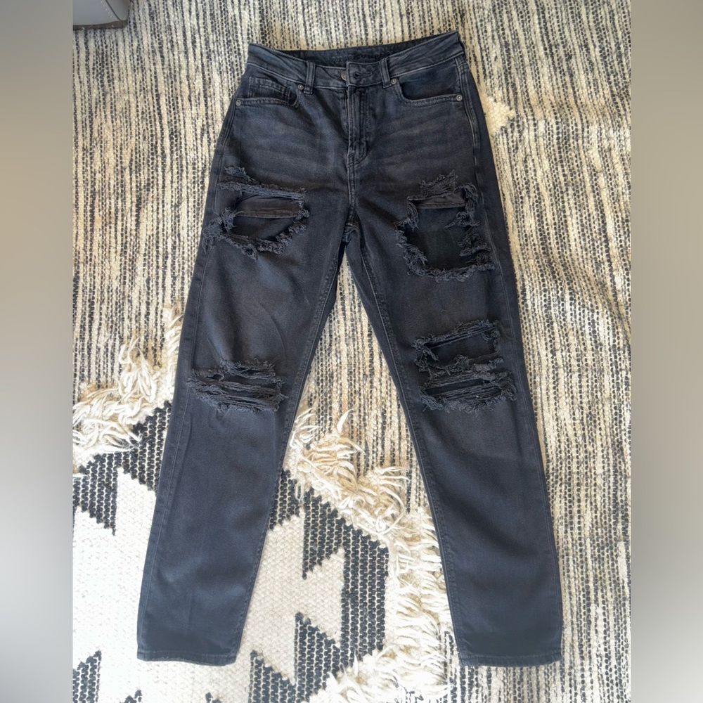 🇺🇸🦅 American Eagle 🦅🇺🇸Mom Jeans | Black Distressed | Size 2 Regular - Picture 2 of 6